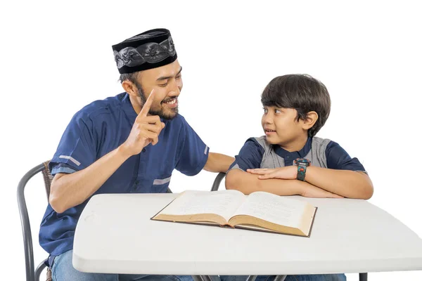 Feliz Asiático Padre Hijo Leer Quran Juntos Sobre Blanco Fondo —  Fotos de Stock