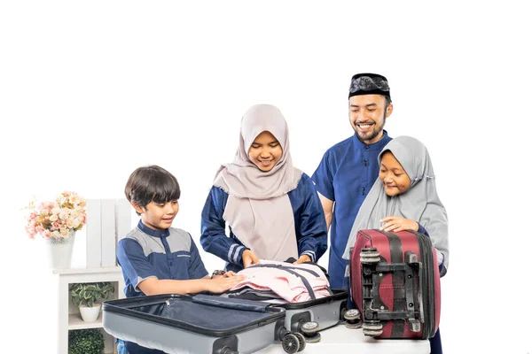 イード ムバラクの休日のために行くスーツケースとイスラム教徒のアジアの家族の肖像画 — ストック写真