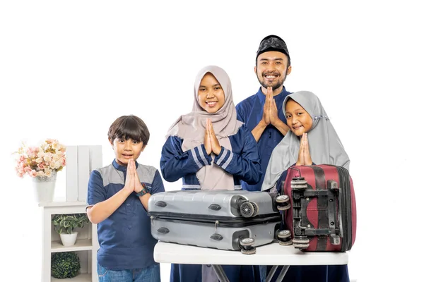 イード ムバラクの休日のために行くスーツケースとイスラム教徒のアジアの家族の肖像画 — ストック写真