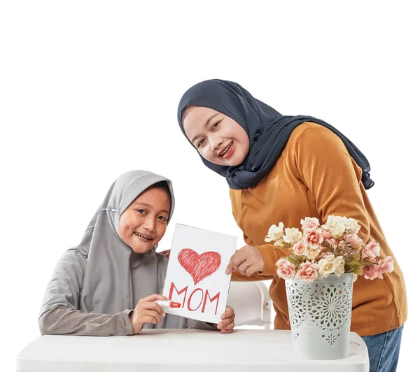 Мусульманские Мама Девочка Делают Любовные Открытки День Матери Мусульманский Родитель — стоковое фото