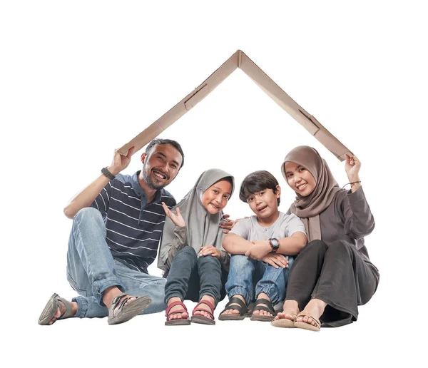 イスラム教徒の家族保護の概念は家として家のジェスチャーや屋根を作る — ストック写真