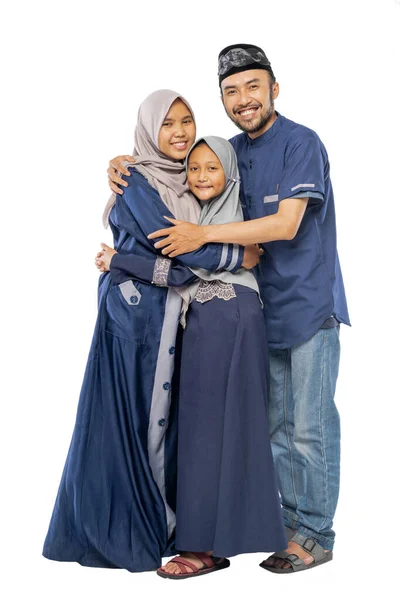 白い背景に伝統的なイスラム服を着た娘を持つ美しいアジア系の家族 — ストック写真