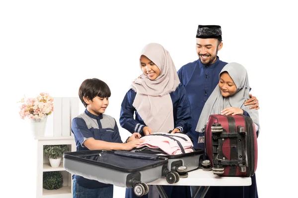 Retrato Musulmán Asiático Familia Con Maleta Para Eid Mubarak Vacaciones —  Fotos de Stock