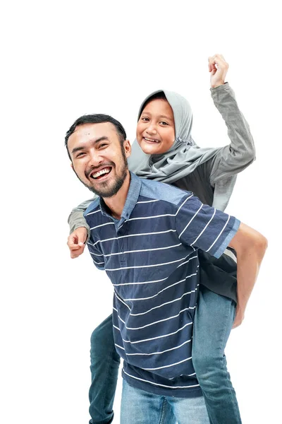 幸せな興奮した若いお父さん運ぶ彼女の娘オンピギーバックライド — ストック写真