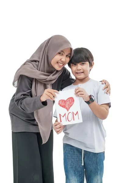 Anne Anneler Gününde Oğluna Sarılıyor Elinde Beyaz Arka Planda Sevgi — Stok fotoğraf