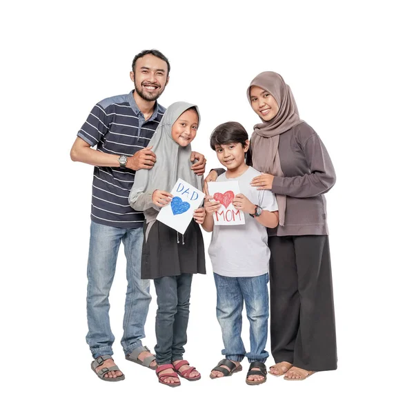 Portait Feliz Asiático Família Segurando Cartão Com Coração Desenho — Fotografia de Stock
