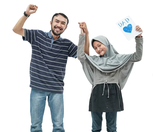 Retrato Pai Feliz Com Filha Muçulmana Segurando Cartão Amor Para — Fotografia de Stock