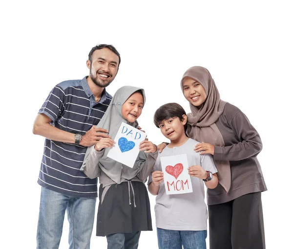 Portait Feliz Asiático Familia Holding Tarjeta Con Corazón Dibujo —  Fotos de Stock