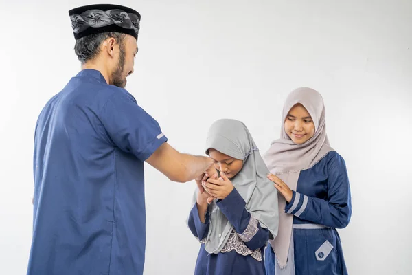 Portret Van Gelukkig Moslim Dochter Schudden Hand Haar Vader Verontschuldigen — Stockfoto