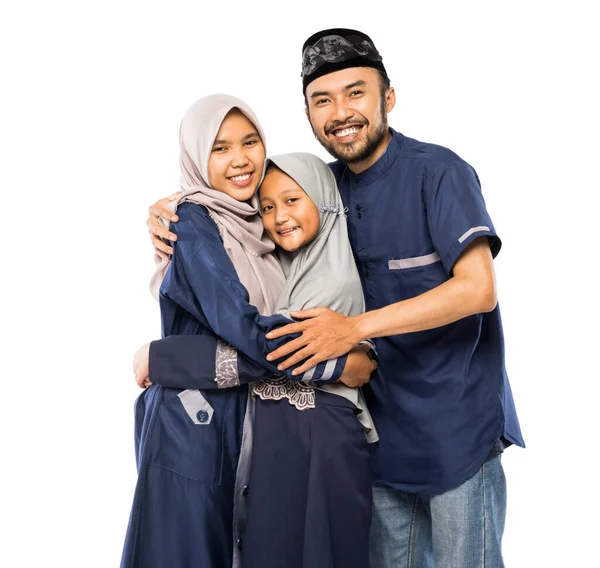 美丽的亚洲家庭 女儿穿着传统的伊斯兰服装 背景为白色 — 图库照片