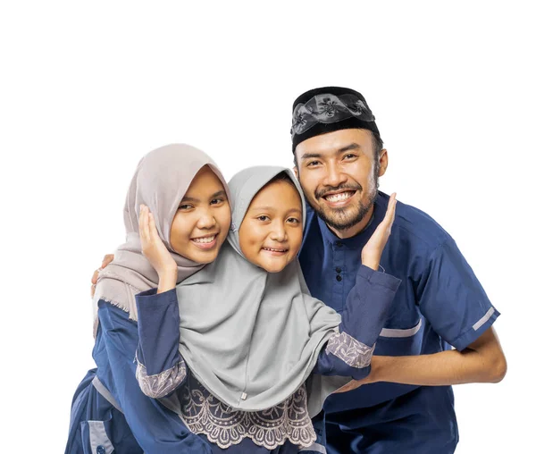 Vacker Asiatisk Familj Med Dotter Bär Traditionella Islamiska Kläder Över — Stockfoto