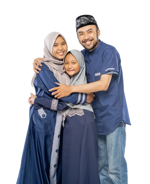 Piękna Azjatycka Rodzina Córką Tradycyjne Islamskie Ubrania Białym Tle — Zdjęcie stockowe