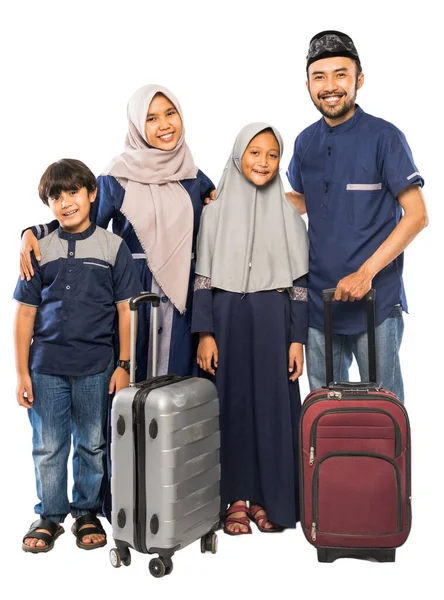 Πορτρέτο Της Μουσουλμανικής Ασιατικής Οικογένειας Βαλίτσα Πηγαίνει Για Διακοπές Eid — Φωτογραφία Αρχείου