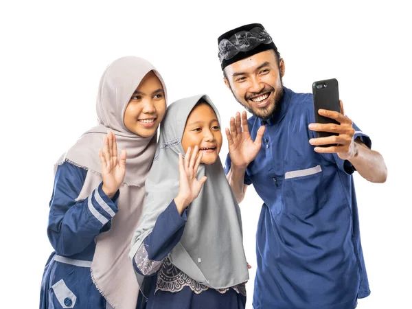 Szczęśliwy Muzułmański Rodzina Fala Ich Telefonu Podczas Rozmowy Wideo Selfie — Zdjęcie stockowe