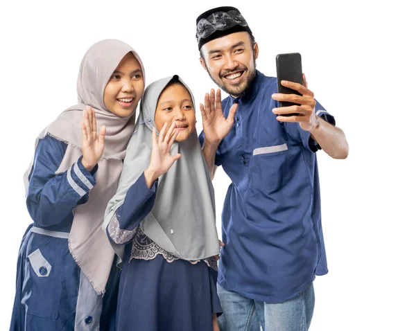 Szczęśliwy Muzułmański Rodzina Fala Ich Telefonu Podczas Rozmowy Wideo Selfie — Zdjęcie stockowe