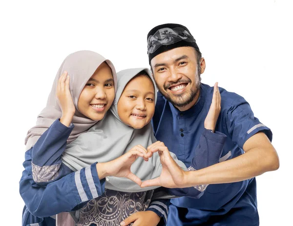 白い背景に伝統的なイスラム服を着た娘を持つ美しいアジア系の家族 — ストック写真