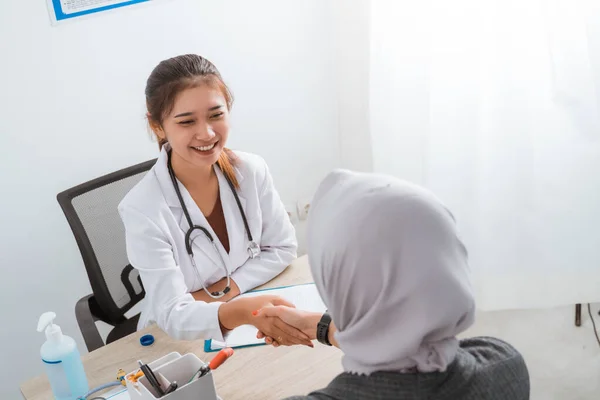 Egy Női Orvos Orvosok Kabát Kézfogás Női Beteg Szürke Fátylat — Stock Fotó