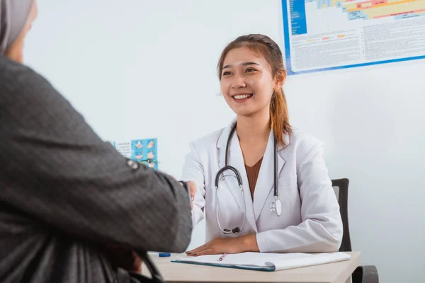 Hermoso Médico Abrigo Médicos Sonriendo Mientras Mano Agita Con Paciente —  Fotos de Stock