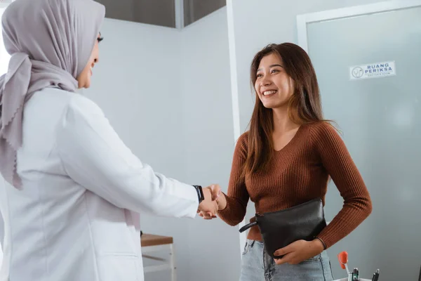 Kahverengi Elbiseli Bir Kadın Hasta Doktor Önlüklü Kadın Doktorla Sağlık — Stok fotoğraf