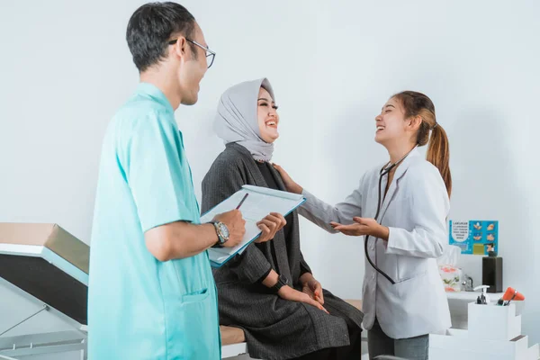 Kobieta Lekarz Kobieta Pacjent Mężczyzna Pielęgniarka Śmieją Się Razem Podczas — Zdjęcie stockowe