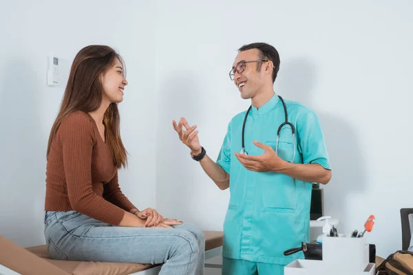Enfermero Con Uniforme Enfermera Levante Mano Mientras Habla Con Paciente —  Fotos de Stock