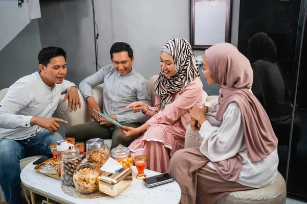 Teman Teman Muslim Bersama Sama Merayakan Idul Fitri Menggunakan Tablet — Stok Foto