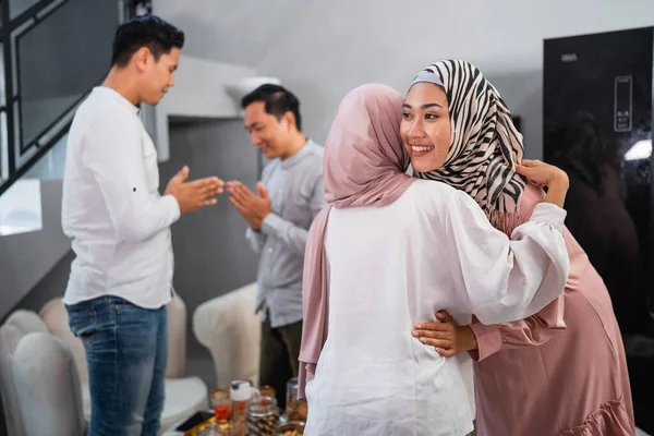 Familia Musulmana Abrazo Durante Visita Familia Eid Celebración Casa —  Fotos de Stock