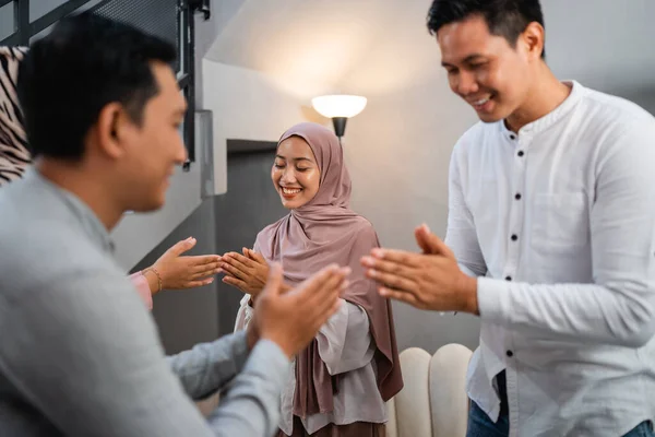 Famiglia Musulmana Che Abbraccia Durante Visita Famiglia Eid Celebrazione Casa — Foto Stock