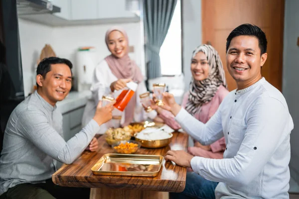 Muslim Woman Serving Drink Her Friend Family Home Having Dinner — стоковое фото