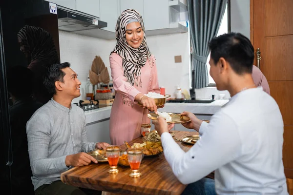 Portrait Husband Wife Serving Food Friend Break Fasting Together Ramadan — Stok Foto