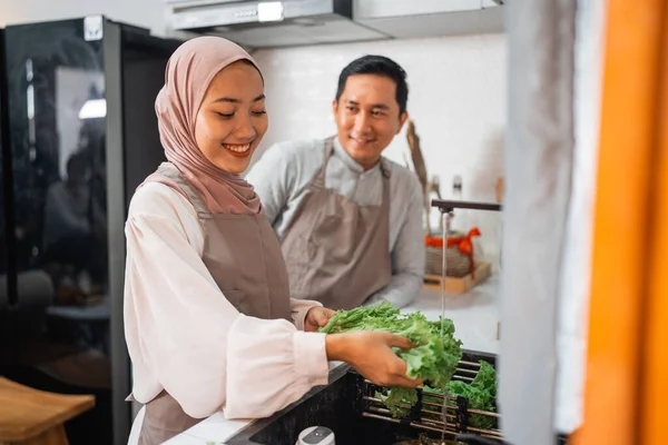 快乐的年轻的穆斯林夫妇在家里一起做饭 — 图库照片