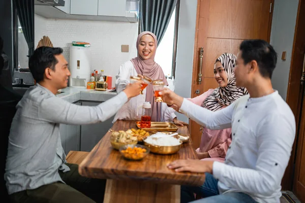 Group Muslim Friends Cheers Glasses While Breaking Fast Dining Table —  Fotos de Stock