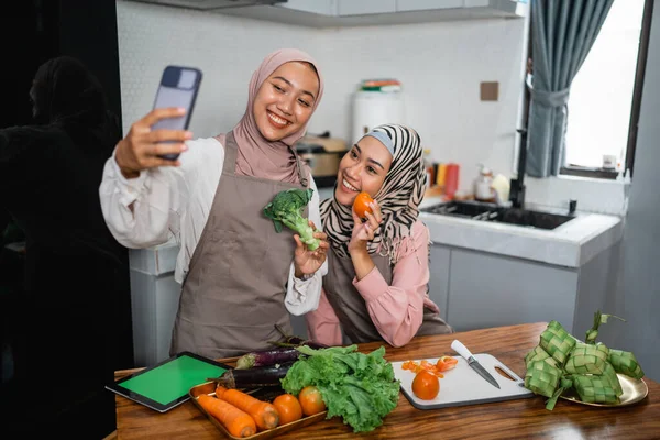 Tiga Teman Dengan Hijab Melihat Telepon Mencari Resep Baru Untuk — Stok Foto
