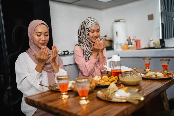 Dua Wanita Berdoa Sebelum Makan Ketika Berpuasa Bersama Sama Rumah — Stok Foto