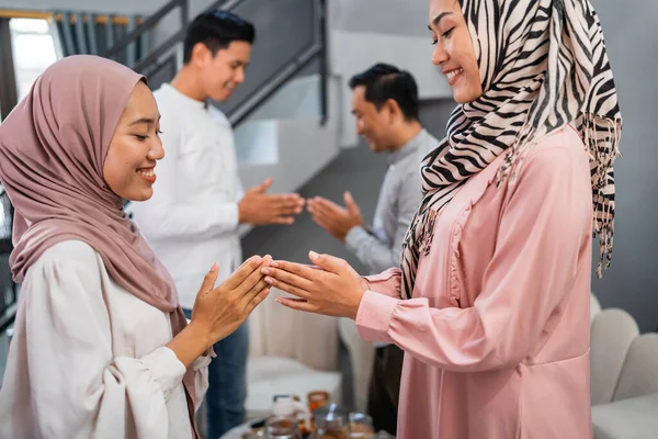 Две Мусульманские Пары Посещают Друг Друга Жестом Руки Простить Друг — стоковое фото