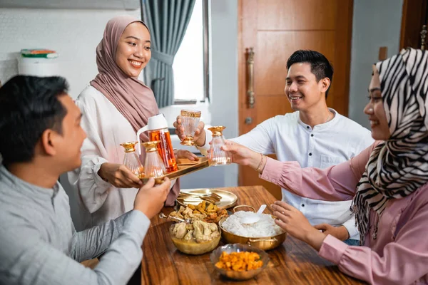 Muslim Woman Serving Drink Her Friend Family Home Having Dinner — Stockfoto