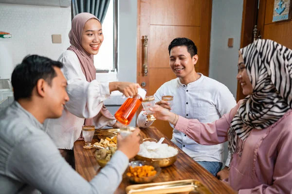 Mujer Musulmana Sirviendo Bebida Para Amigo Familia Casa Cenando Juntos — Foto de Stock