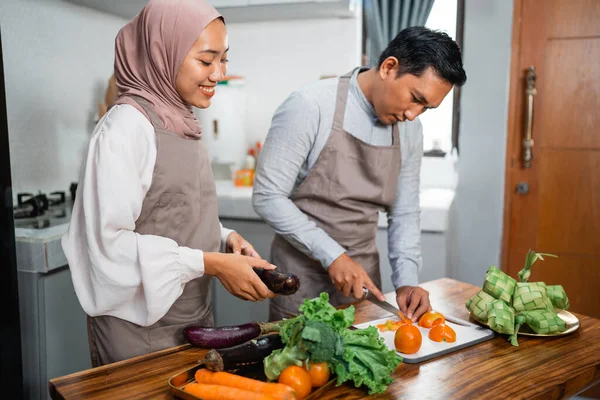 Щаслива Молода Мусульманська Пара Робить Їжу Разом Вдома — стокове фото
