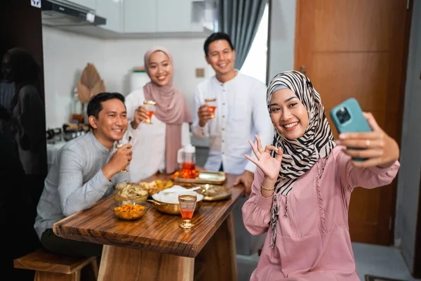 Amigos Felizes Tirando Sua Foto Juntos Usando Smartphone Enquanto Jantam — Fotografia de Stock