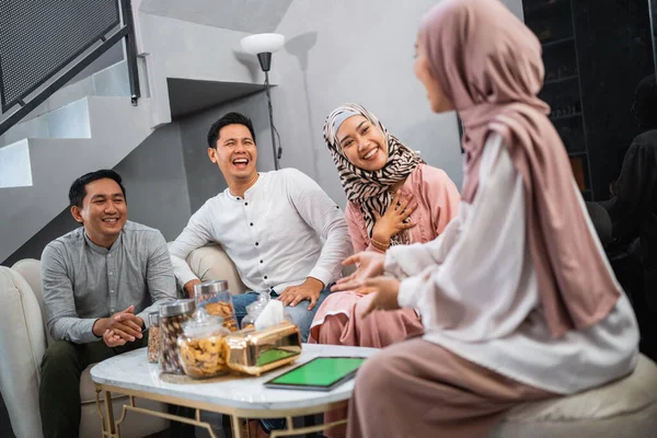 Müslüman Aileler Evde Idul Fitri Içerek Abur Cubur Yiyerek Kutluyorlar — Stok fotoğraf