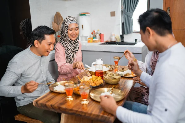Χαρούμενοι Μουσουλμάνοι Φίλοι Που Τρώνε Μαζί Στο Σπίτι — Φωτογραφία Αρχείου
