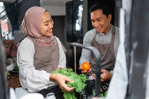 Счастливые Муж Жена Мусульмане Наслаждаются Приготовлением Пищи Вместе Кухне — стоковое фото