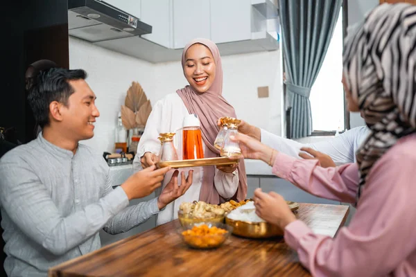 Mulher Muçulmana Servindo Bebida Para Sua Amiga Família Casa Jantar — Fotografia de Stock