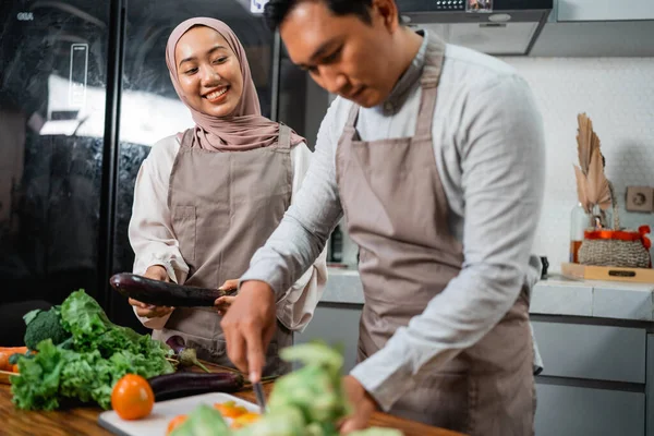 Feliz Muçulmano Marido Mulher Gostam Cozinhar Comida Juntos Cozinha — Fotografia de Stock