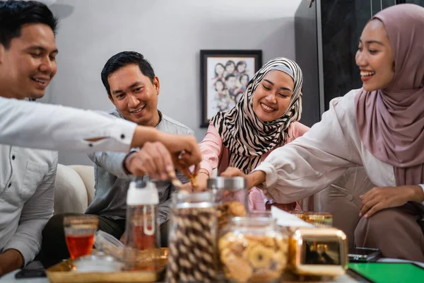 Muslim Couple Chatting While Taking Snacks Jar Visit Celebrate Eid — Fotografia de Stock