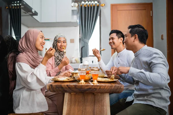 Potret Teman Bahagia Asia Makan Malam Rumah Bersama Sama — Stok Foto