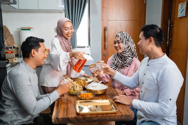 Wanita Muslim Melayani Minuman Untuk Teman Dan Keluarganya Rumah Makan — Stok Foto