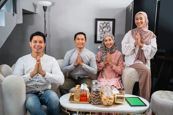 Muslim Orang Tersenyum Dengan Sikap Salam Duduk Sofa Togehter — Stok Foto