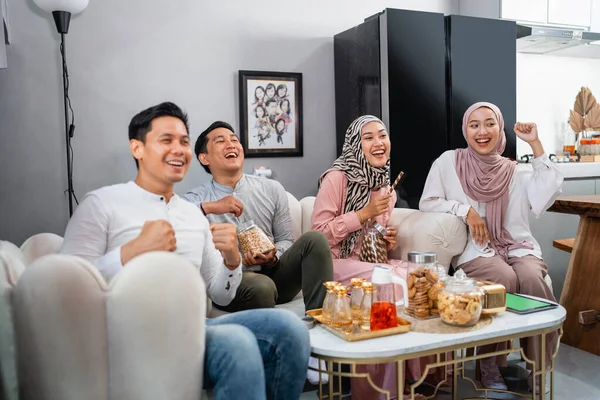 Muslim Teman Tertawa Bersama Sama Sambil Menonton Rumah — Stok Foto