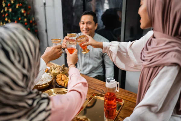 Group Muslim Friends Cheers Glasses While Breaking Fast Dining Table — Stok Foto